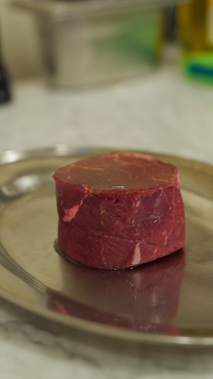 Pieza de carne cruda en la cocina del Agroturismo Santa Mariana