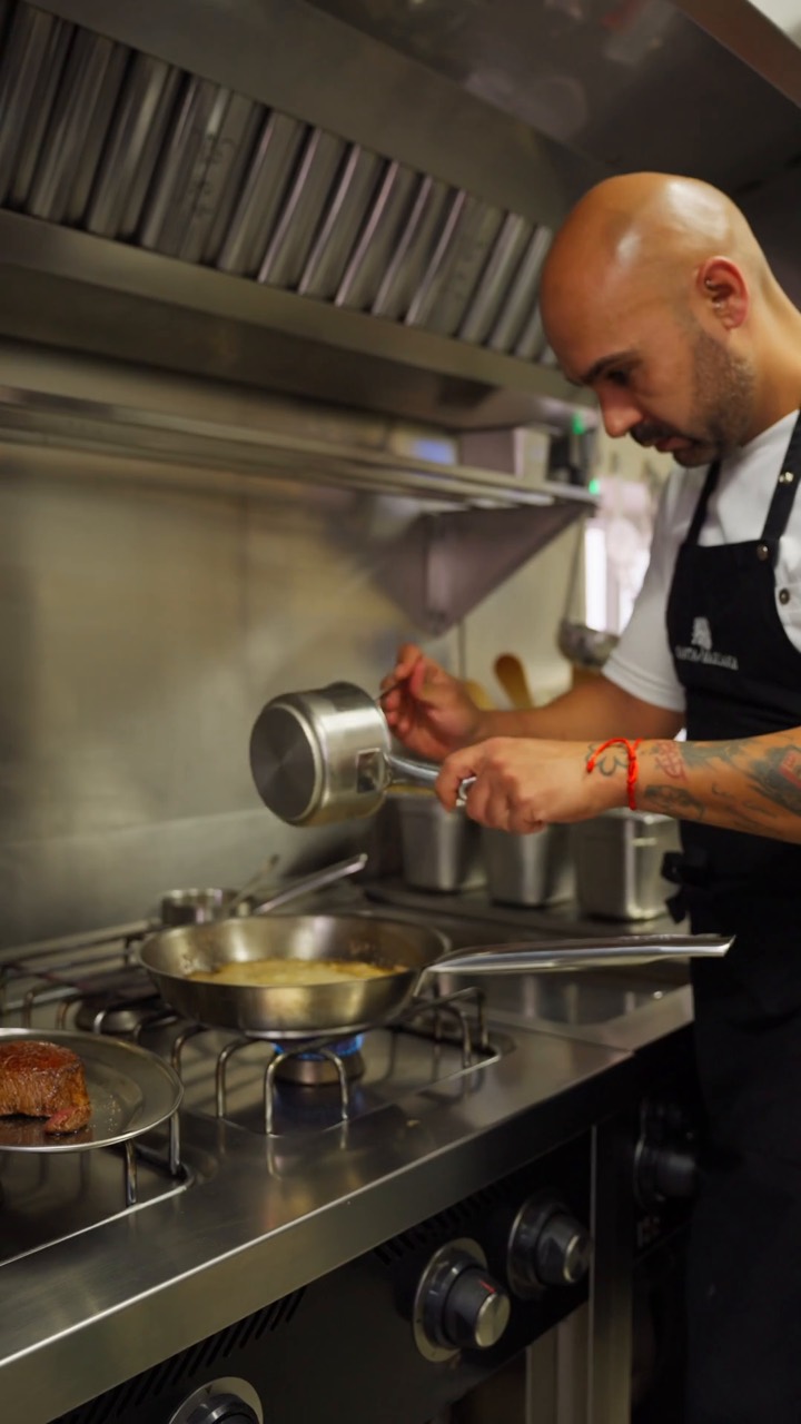 Cocinero en los fogones del Agroturismo Santa Mariana, Menorca
