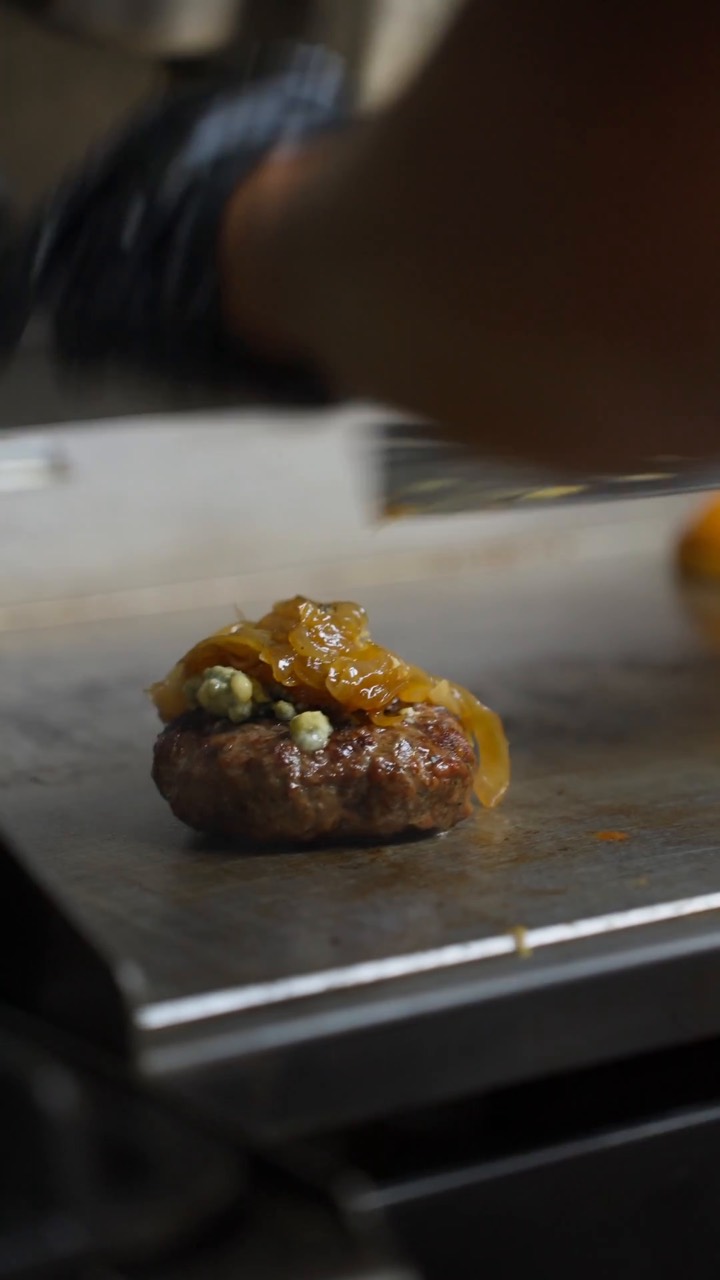 Hamburguesa con cebolla caramelizada en la plancha de Sa Tintina
