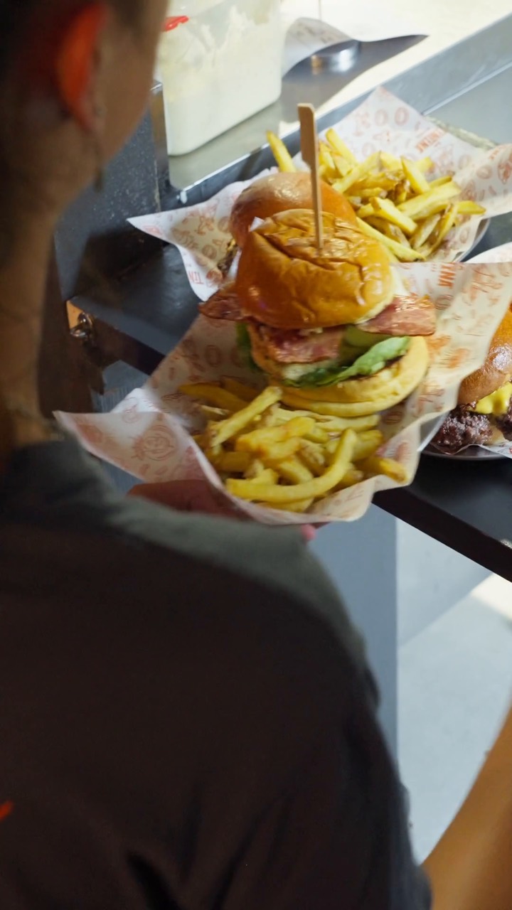 Hamburguesa servida con patatas fritas en Sa Tintina