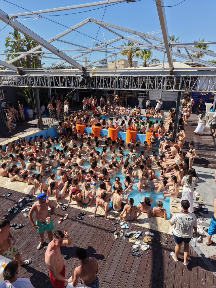 Fiesta en una piscina de Malta durante el viaje universitario de Versity