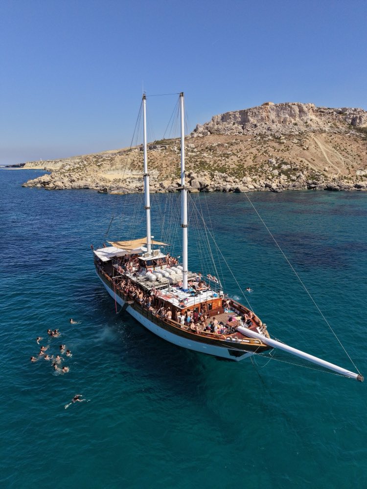 Velero con el grupo de Versity fondeado en el mar de Malta, desde el dron