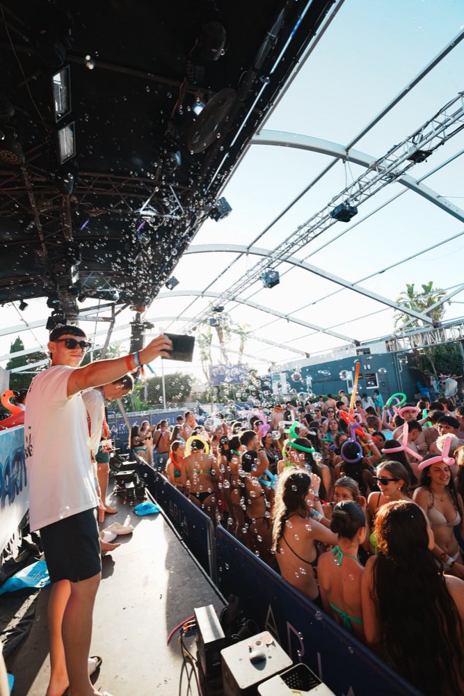 Escenario y público en una fiesta del viaje de Versity en Malta
