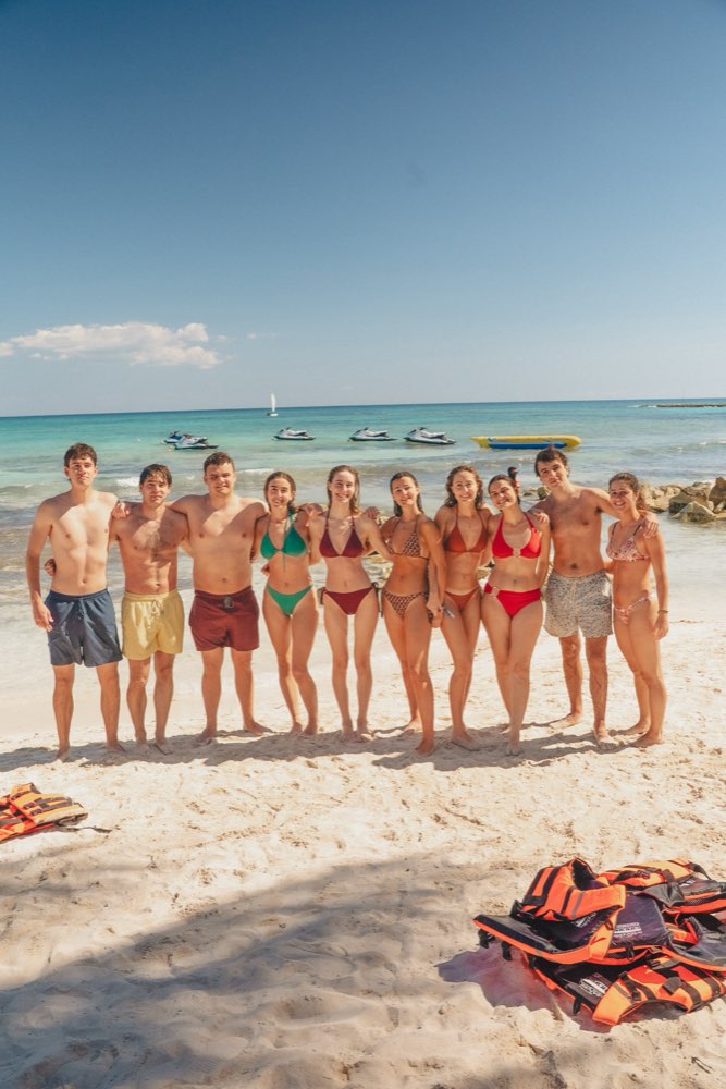 Foto de grupo en una playa del Caribe mexicano
